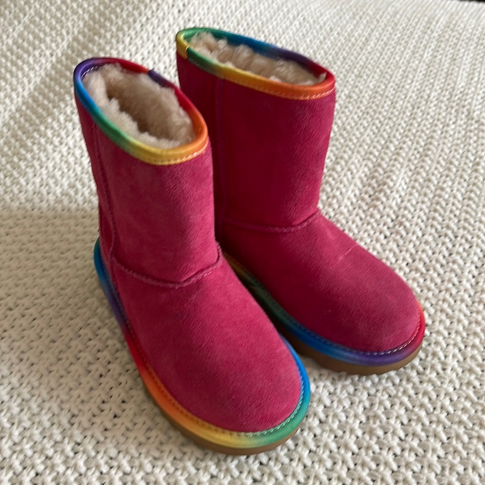 Girls brand new never worn genuine Ugg boots. Size 13.